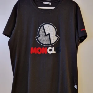 Moncler T-shirt - Helt ny Moncler T-shirt i storlek M