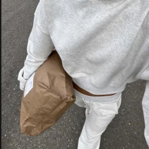 Alobha Label  - Super bra skicka! Säljer både byxorna och hoodie! Originalpris: över 1000 kr! 