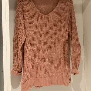 Stickad tröja - Fint begagnat skick, normal i storleken. 
