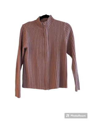 Vintage sweater  - Vintage tröja i dam modell men kan passa en kille i XS, sjukt nice Retro tröja. Använd en gång av mig men var för smal. Finns ett litet flaw på insidan uppe vid nacken som inte syns när man har på men kan skicka bild.