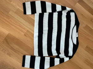 Randig stickad tröja  - Randig stickad tjocktröja som jag inte använder längre. Är i största barnstorleken, 170. (Jag är 170cm lång) perfekt passform.