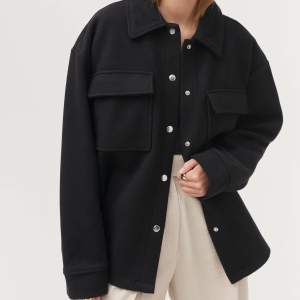 Svart Majken jacket från Ginatricot som inte säljs längre. 8/10 i skick då den ej har skador eller fläckar enbart lite nopprig.  Nypris 499kr
