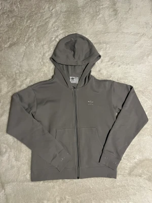 Adidas Hoodie - Oanvänd Adidas Hoodie. Grå. Strl. S men passar även Xs.