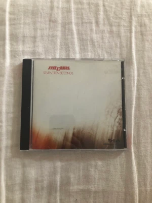 seventeen seconds - the cure - begagnat fint skick. ⭐️  tar ej köp nu!!! betalning via swish i privat chatt. frakt tillkommer på 45kr ifall du ej kan mötas upp i östersund.