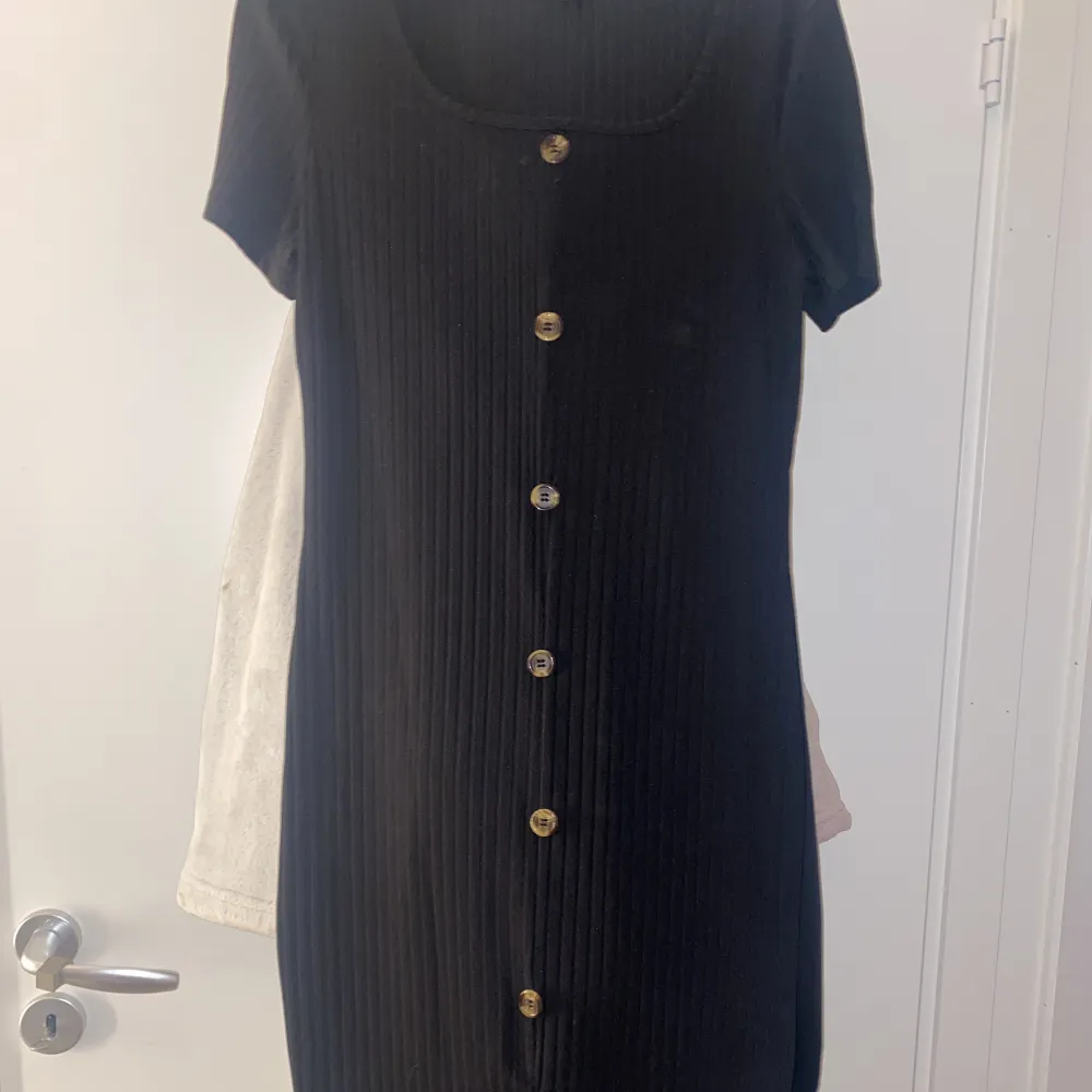 Säljer denna fina klänning från shein då den är lite förstor på mig🤎 aldrig använd o är i strl S.. Klänningar.