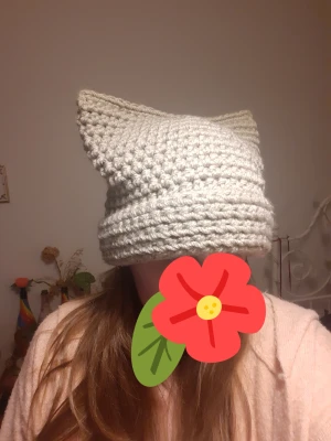 Mössa kattöron - Mössa med kattöron. Jag har virkat själv.  Passar en vuxen. 200kr/st.