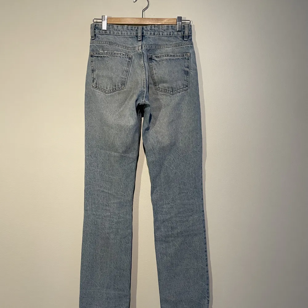 Ljusblå jeans från Zara  Fint skick  Storlek 34. Jeans & Byxor.