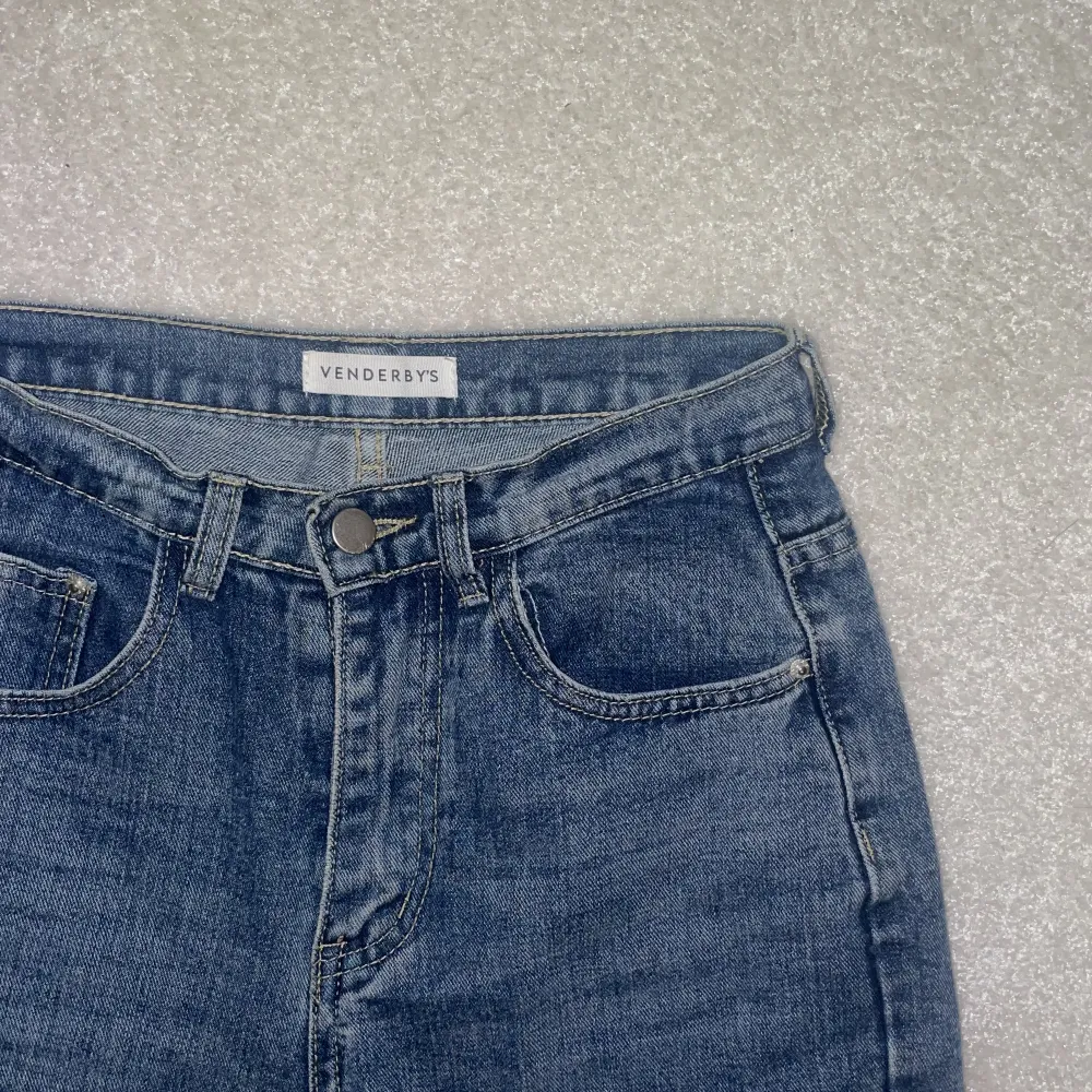 Jättefina mörkblåa jeans, använda få gånger. Säljer då de blivit för tighta i midjan. Nypris 700kr Jeansen är långa i benen (passar mig som är 174). Jeans & Byxor.