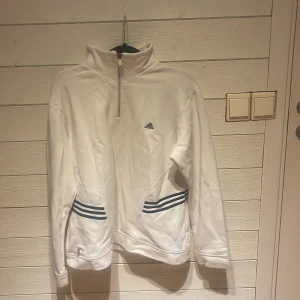 Adidas zipper - Säljer min  oversized adidas tröja för att den inte kommer till användning 