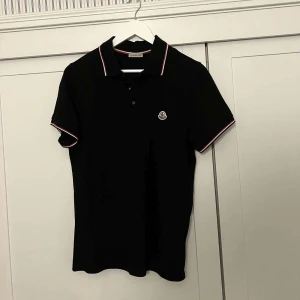 Moncler piké - Använd men i bra skick  7/10 