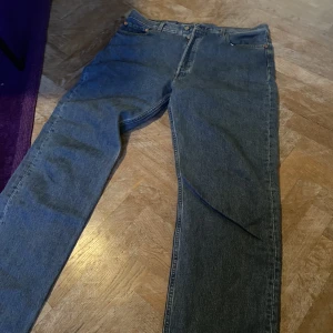 levi’s 501 blå - Gamla levi’s 501 i riktigt fint skick Ägda av farföräldrar   Kom med bud, kontakta vid minsta fråga!