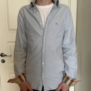 Burberry skjorta  - Säljer en Burberry skjorta som är i väldigt bra skick! Modellen på bilden är 183cm. Storlek XS men sitter dom S! Hör gärna av dig om du har frågor!