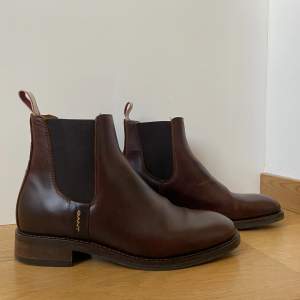 Supersnygga boots från GANT i läder! De är knappt använda, säljes pga fel storlek för mig.  Modellen heter Brockwill Chelsea. 