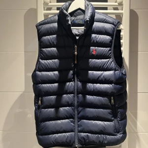 Ralph Lauren Väst // vest // jacka - Snygg väst från Ralph Lauren som passar perfekt nu till lite kyligare tider! Fint skick, storlek M
