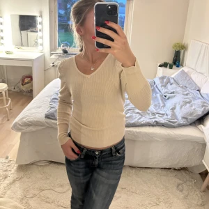 Beige långärmad  - Jättesöt ribstickad tröja i super fint skick, använd fåtal gånger 💕 Tröjan är beige och har puffiga axlar och är tajt i armarna 💕