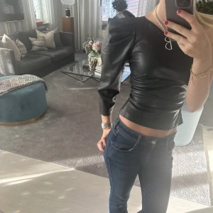 Topp från mango  - Säljer denna jättecoola skinntopp från mango i storlek ca 