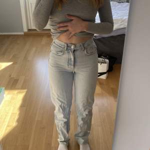 Höljer mina fina jeans från Gina då de har blivit för små😢Det är storlek 32 men passade mig då jag hade 34. Välanvända men i bra skick, lite slitna vid fötterna. Nypris 599kr 🩵🩵