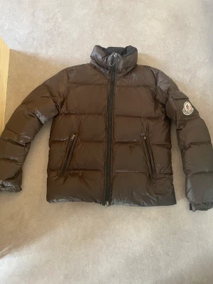 Moncler jacka - Storlek 5 men passar mig som brukar ha storlek M/L, ena dragkedjan är sönder