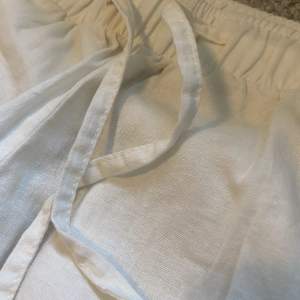 Vita linnebyxor från märket ”esmara”. Byxorna är helt oanvända och det är därför jag nu säljer dem. Det finns två bra fickor på utsidan av byxorna och snören att knyta åt med. 