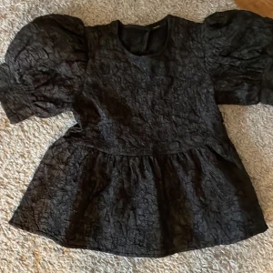 Fest topp - Säljer jättefin topp från vero Moda! Aldrig använd, alltså toppen skick. Det är en s men passar xs-m skulle jag säga🖤