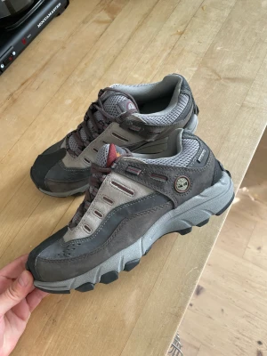 Timberland vandringssko / känga - Helt oanvända Timberland Gore-tex Outdoor Performance skor i storlek 37,5. Har tyvärr inte lådan kvar men kan packa in skorna säkert om de ska skickas, annars kan de hämtas i södra Stockholm. 