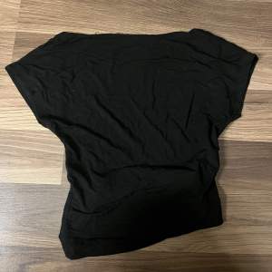 En svart T-shirt med öppen rygg.