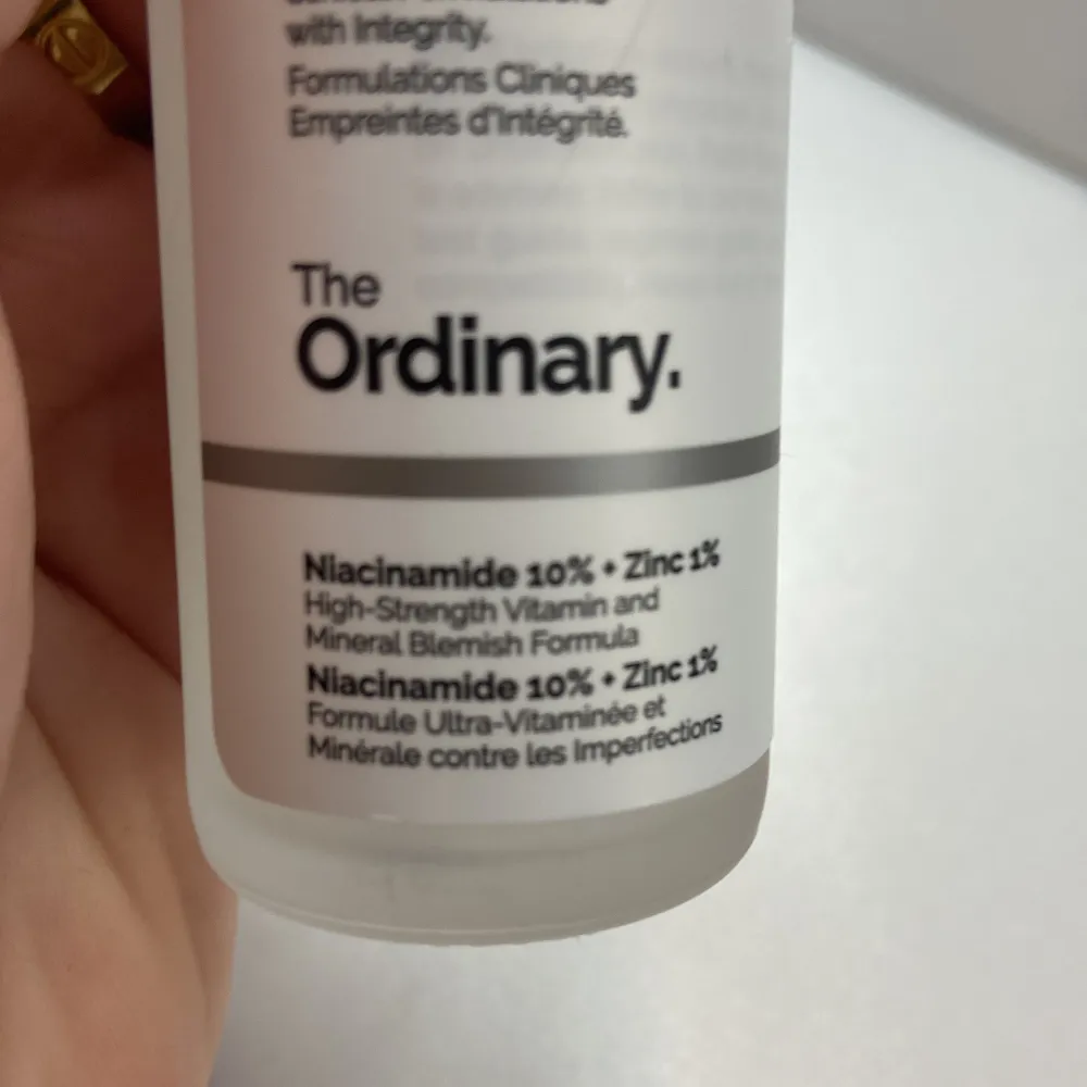 Jag säljer nu en helt ny och oöppnad Nicinamide serum från märket the Ordinay, aldrig använt, köpt fel. Original pris: 115kr. Övrigt.