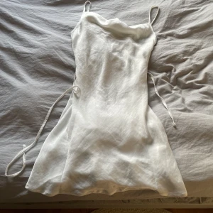 jättesöt klänning - så söt. använd en gång. 🥰