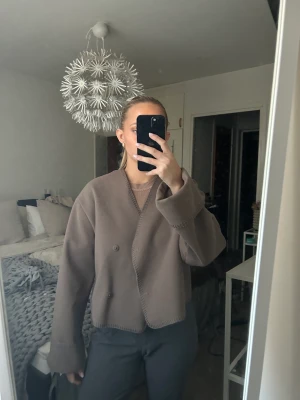 Blanket jacka Gina tricot - Säljer min jacka från gina då jag inte använt den så mycket! Skriv för fler bilder, ganska stor i storleken ändå. Slutsåld på hemsidan