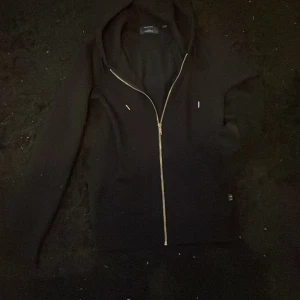 Jack& Jones zip - En jötte fin svart jack& jones zip som tyvärr e förliten för min bror, nypris-600kr Mitt pris-150kr