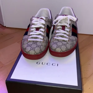 Gucci Ace GG Supreme Sneakers - Säljer mina Gucci ace då jag inte använder dom. Storleken sitter som 42.5 Har kvar orginal box och dustbags. Kvittot finns. Cond: 9/10