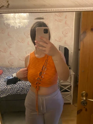Topp - Jätte fin orange topp från hm med snörning i mitten🧡