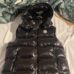 Moncler vest med scan - Storlek xs s men passar oxå M