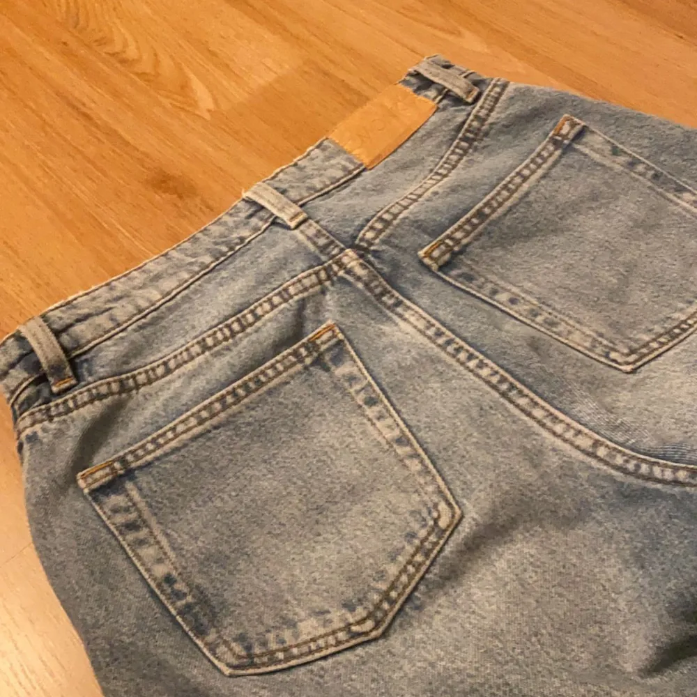 Blåa jeans(mid waist) ifrån monki. Köptes för 2 år sen och använts ett fåtal gånger, säljer då dem inte kommer till användning längre. Nypris: 499kr. Jeans & Byxor.