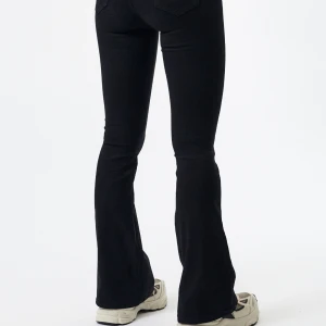 Jeans - Säljer dessa svarta högmidjade bootcut jeans från dr denim i str xs/32. Säljer då dom tyvärr var försmå för mig!! Original pris 699kr (Skriv privat för bättre bilder)