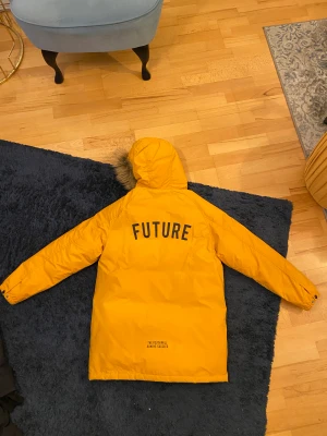 Jacka storlek 164  - Hej, Den här jackan är i storlek 164. Och säljes för 450 kr. Den är använd en gång och är väldigt bra. För vidare kontakt kontakta mig här eller på 0739391975