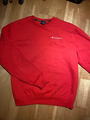 Champion Hoodie - Storlek L men sitter som M. Det är i bra skick och knappt använd. (Köpt för 500kr)