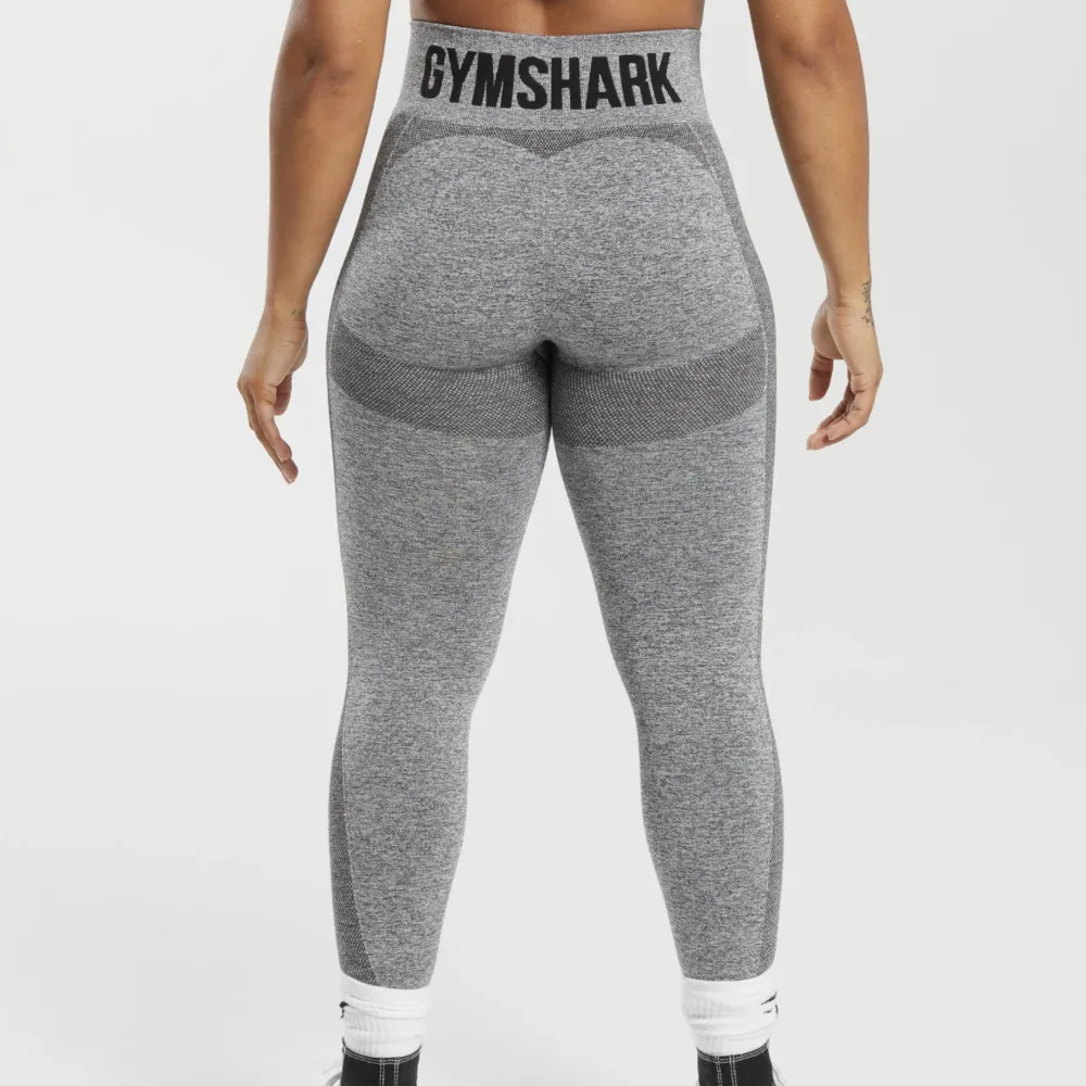 Säljer dessa helt nya grå gymshark tights i storlek XS, dom är endast testade, nypris 549kr💕säljer pga att de inte riktigt var min stil och orkade inte lämna tbx. Jeans & Byxor.