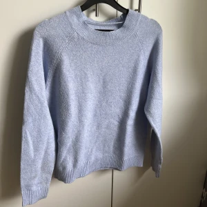 Vero moda stickad - Säljer denna fina stickade tröja från vero moda. I storlek S, knappt använd. Säljer även i grå (se min profil). Säljer för 150 eller både denna och andra färgen tillsammans för 235kr. Skriv gärna vid frågor eller fler bilder💞
