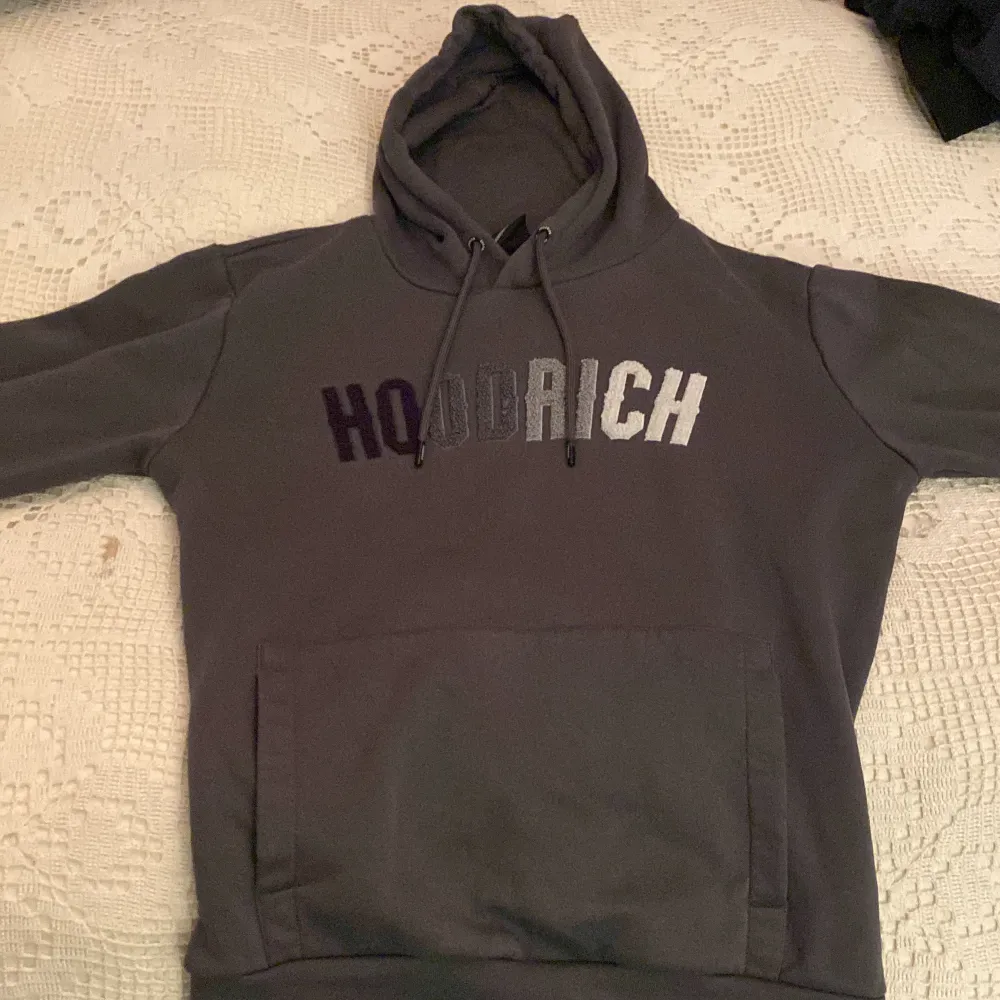 Säljer min hoodrich hoodie Knappt använd Skick 9/10 Nypris 900kr. Hoodies.