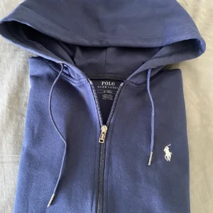 Ralph Lauren Zip - Hej! Jag säljer min Ralph Lauren Zip 10/10 skick som är i storlek M. Den har ett ny pris på 1895 kr och den är 100 äkta och oanvänd såklart. Jag är alltid öppen för byten ochpriset kan alltid diskuteras!😇😇😇