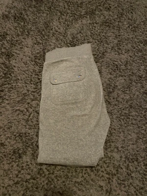 Juicy byxor - Säljer mina grå Jousy byxor i strl xs men dom är används ett tag så ”uttöjdal” men super fint skick.