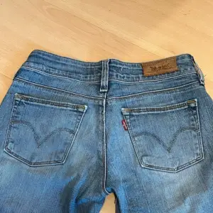 Säljer dessa snygga jeans från Levis i fint skick. Är en liten fläck bak på fickan.  Passar xs främst. Slim modell men sitter straight. Personen på bilden är 170. 👌🏻 låga i midjan. Sitter skitsnyggt!! 