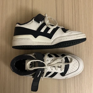 Addidas sneakers - Säljer mina addidas skor som använts för lite! 