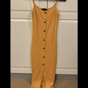 Klänning  - Klänning använd ett fåtal gånger, storlek xs, 80kr