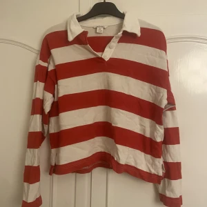 Oversized Monki topp - En oversized topp från Monki i storlek XXS💕 Eftersom den är oversized borde den även passa XS och S