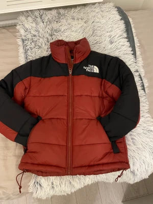 North face jacka - Säljer denna north face jackan jag fick i julklapp men kmr inte till användning, fin och inte slitet eller förstört alls ser helt splittrans ny ut❤️🖤röda färgen är lite mörkare än vad den ser ut att vara i bilden💞💕köpt för ungefär 2300kr från JD.