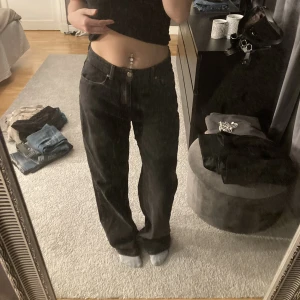 Jeans - Snygga jeans köpta på Zalando, storlek 38 men skulle säga att de passar 40 också💓 säljer då dom är förstora för mig! 
