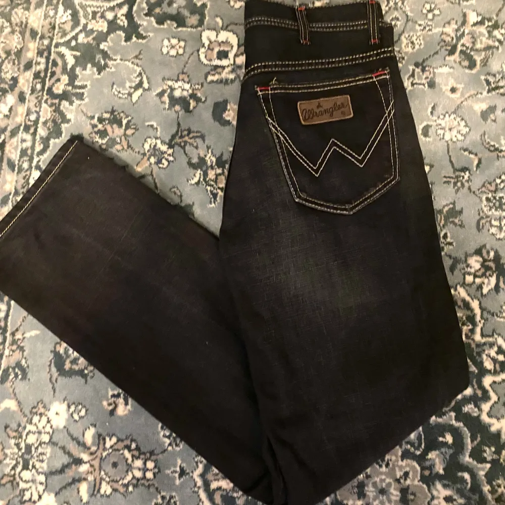 Snygga baggy/ straight jeans från märket Wrangler. Bra skick, nästan aldrig använda. Pris kan diskuteras, vid frågor hör av er!. Jeans & Byxor.
