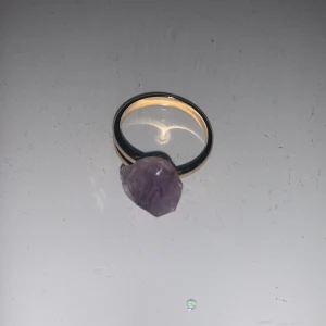 Ring 💍  - Säljer en ring för den är inte min stil.Den är köpt för 100kr. Aldrig använd så den är i bra skick! Ringen är Justerbar så den passar alla!